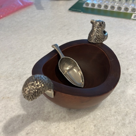 Squirrel head & tail nut bowl SM new in box - Picture 4 of 6